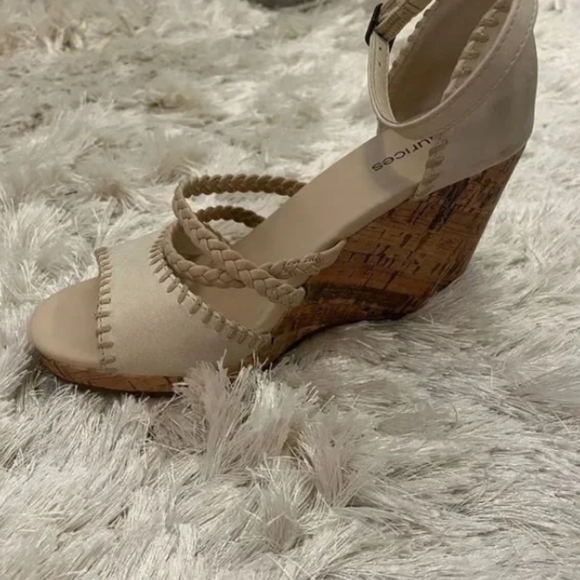 Cream wedge - Picture 3 of 4